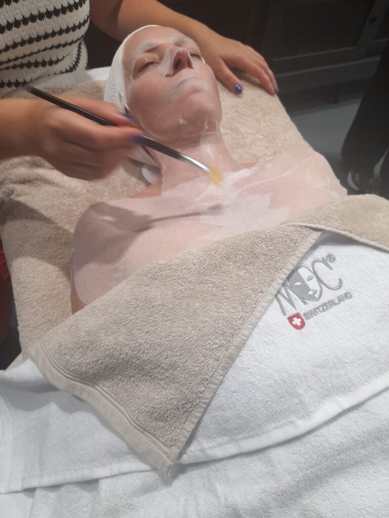 Praktijkmoment tijdens de CHOLLEY training voor huidprofessionals