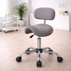 Grijze badstof tabouret hoes voor zadelkruk met rugleuning in schoonheidssalon